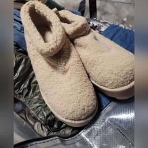 Cozy Cream Fleece Slippers Bearpaw Size 10